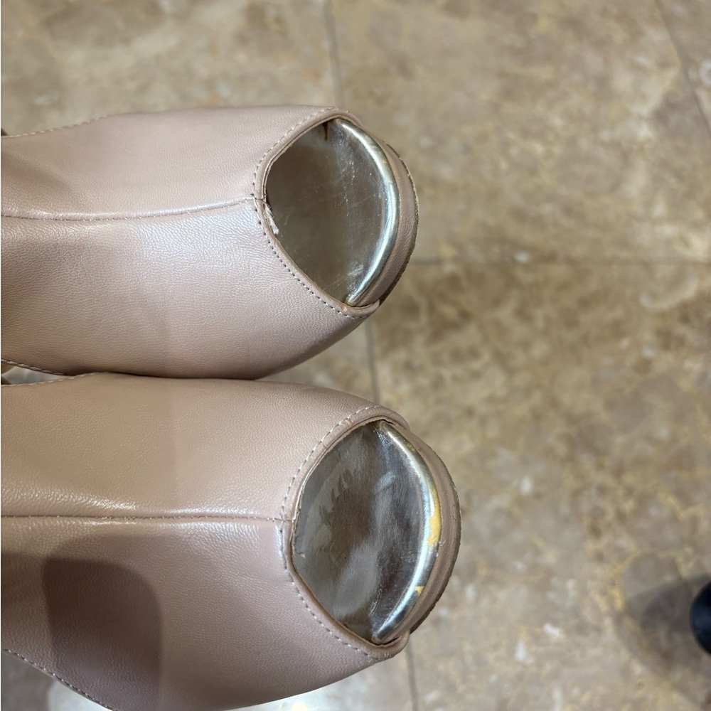 CALL IT SPRING HEELS - Picture 4 of 9